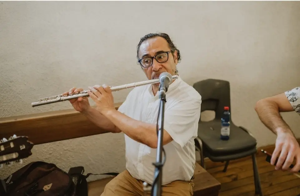 Flauta traversa tocando en vivo en matrimonio