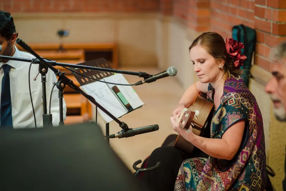 Guitarrista y vocalista en vivo, muy concentrada