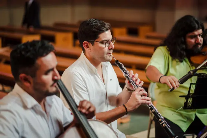 Oboe, violín y Cello tocando en vivo en un matrimonio en Iglesia de Santiago