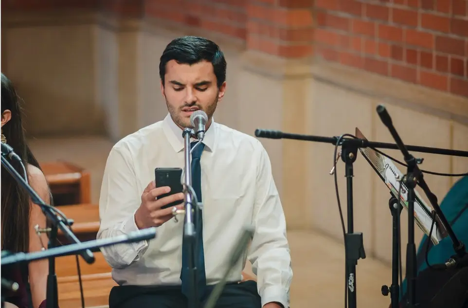 Cantante durante la misa del matrimonio