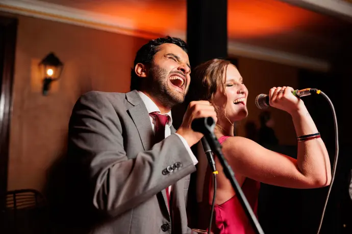 Dos cantantes disfrutando y deleitando al publico