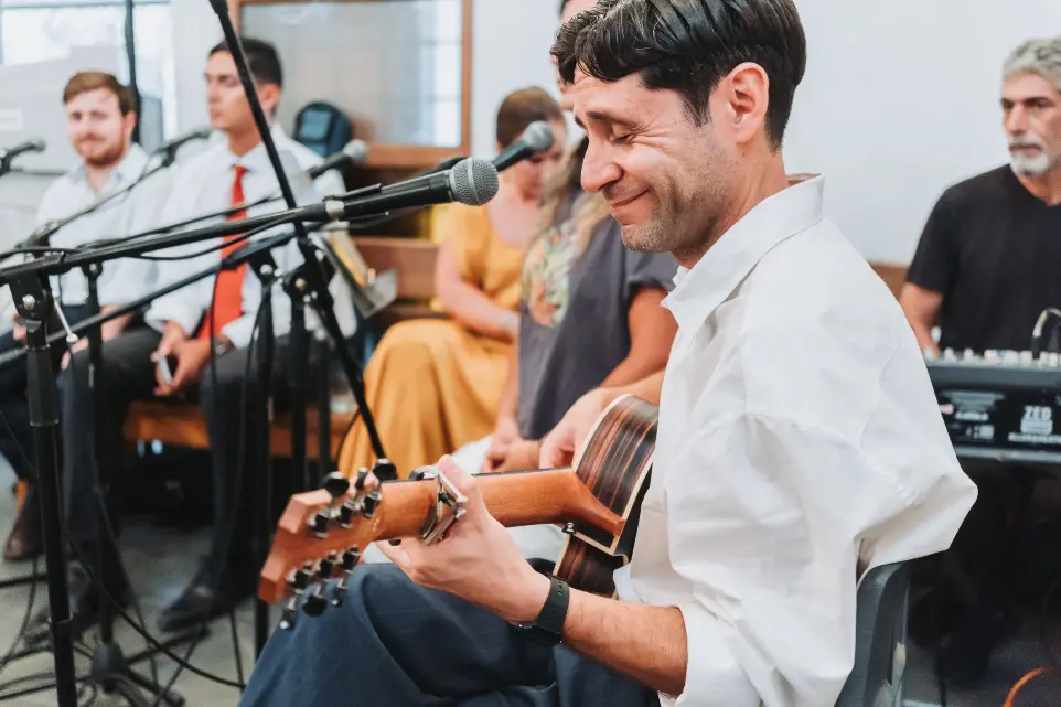 Nuestro guitarrista disfrutando mientras toca en vivo