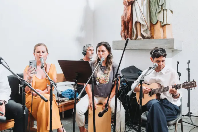 Coro cantando en vivo con voces e instrumentos