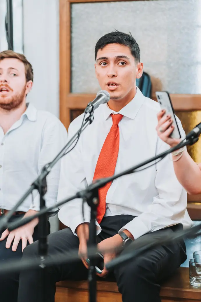 Cantante barítono cantando en vivo en matrimonio